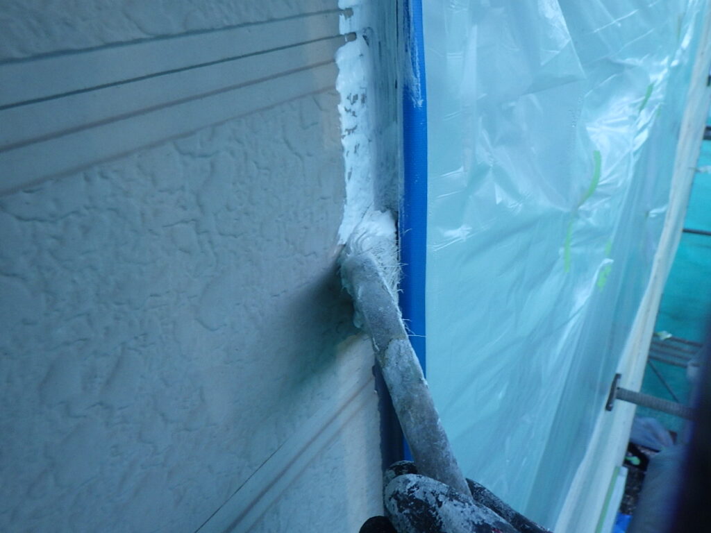 外壁下塗り刷毛塗装中