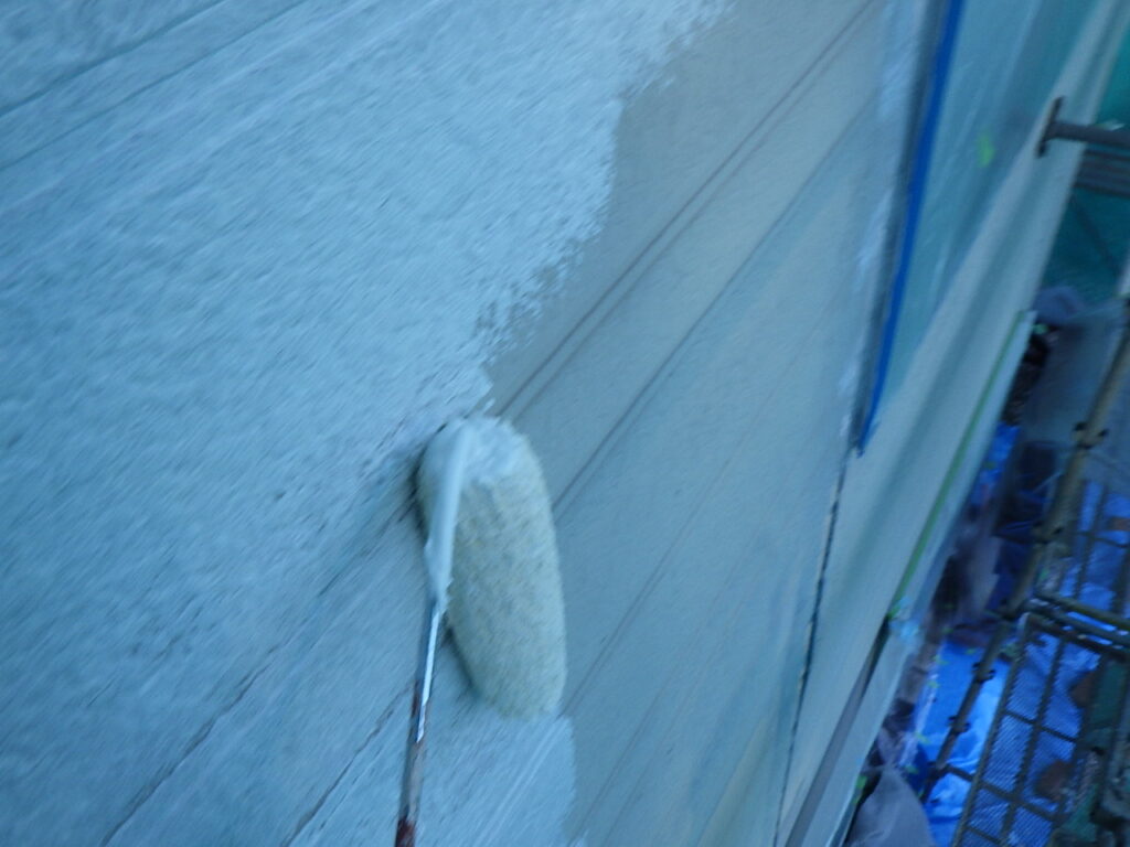 外壁下塗りローラー塗装中