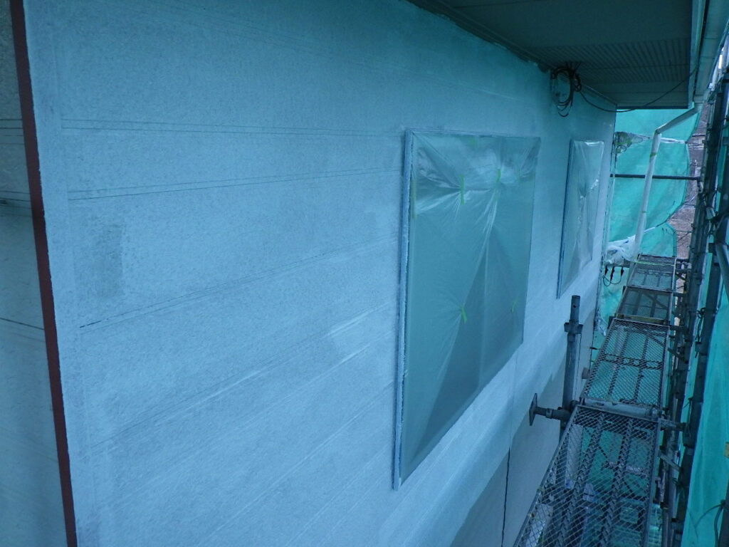 外壁下塗り塗装中