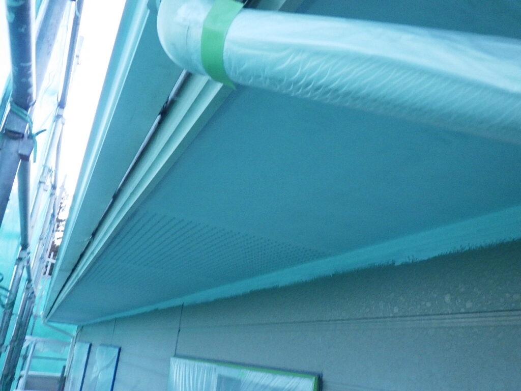 軒天１回目塗装中