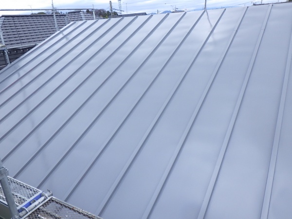 屋根の中塗り塗装終了です