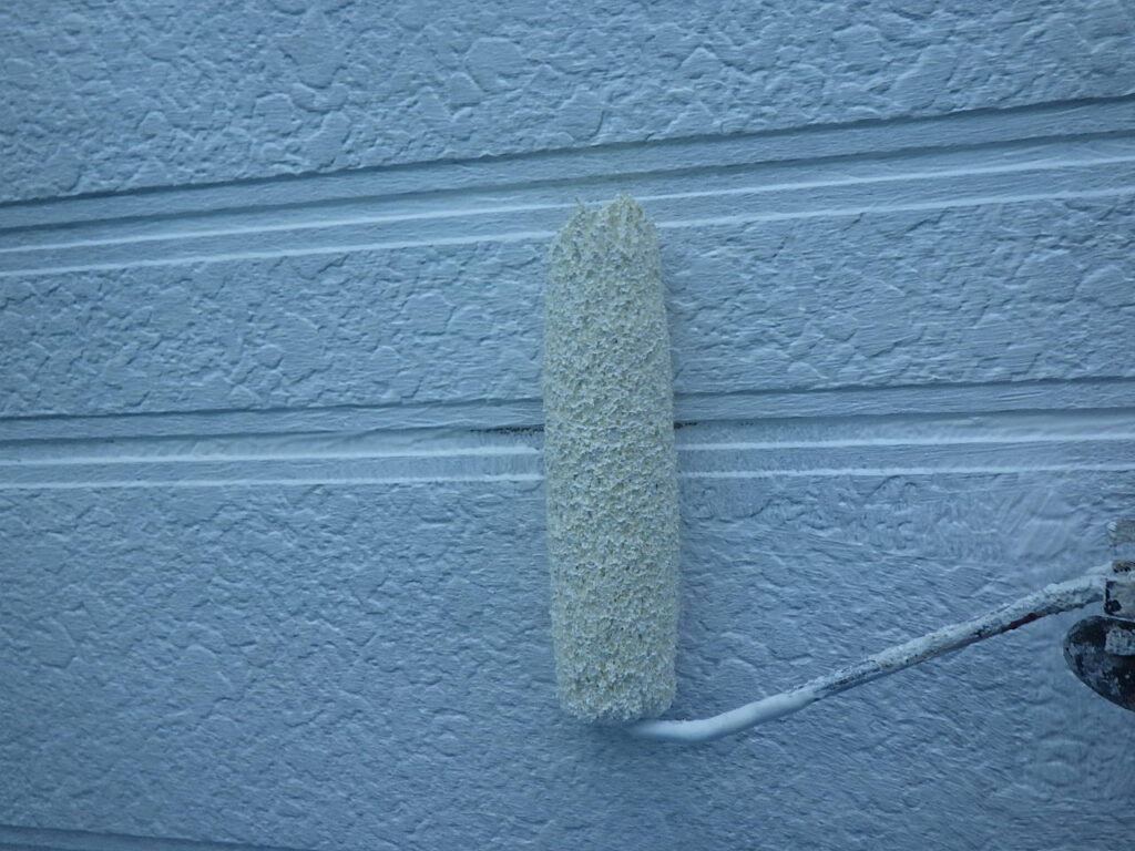 外壁の下塗り中