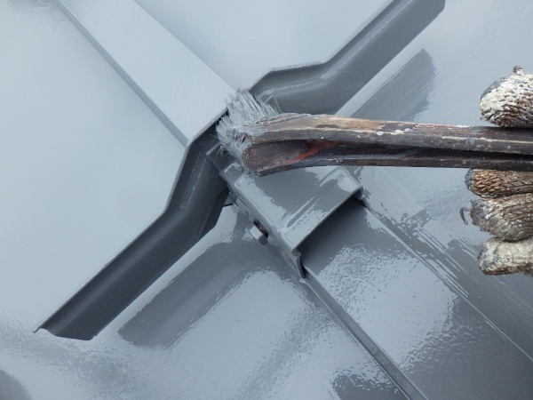 板金屋根の上塗り中です