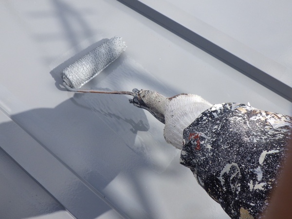 板金屋根の上塗り中です