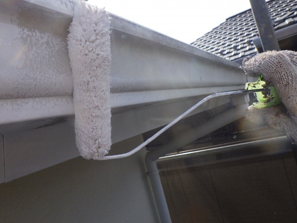 軒樋の１回目塗装中です