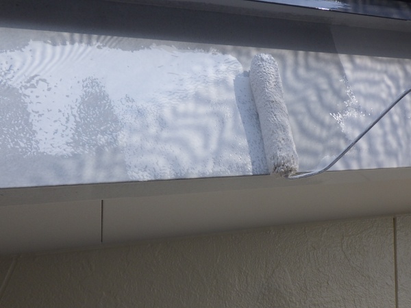 鼻隠しの１回目塗装中です