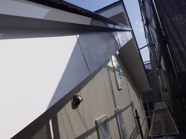 破風板金の１回目塗装が終了しました