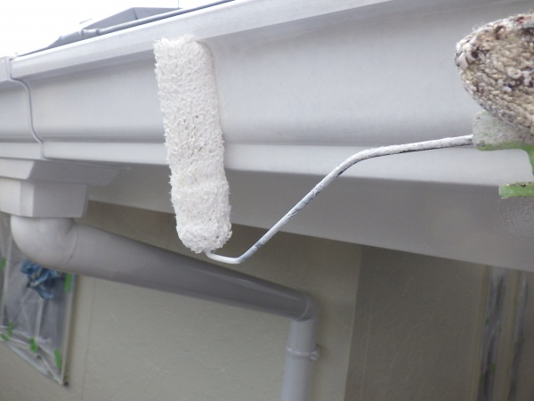 軒樋の上塗り塗装中です