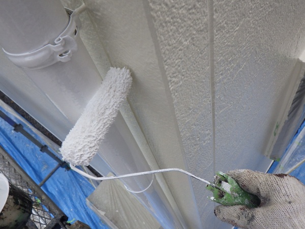 竪樋の上塗り中です