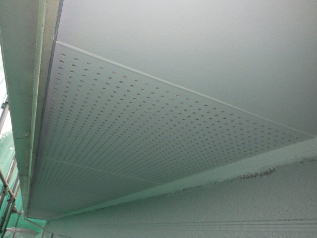 軒天２回目塗装終了