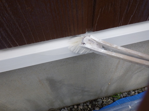 土台水切りの上塗り中です