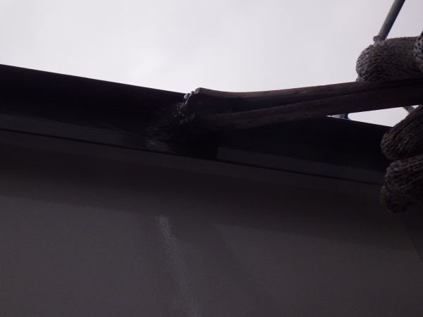 屋根の軒先水切りの上塗り中です