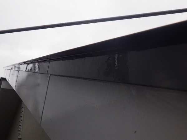 屋根の軒先水切りの上塗り終了です