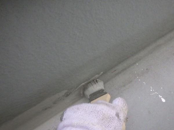 ベランダ床防水塗装中です