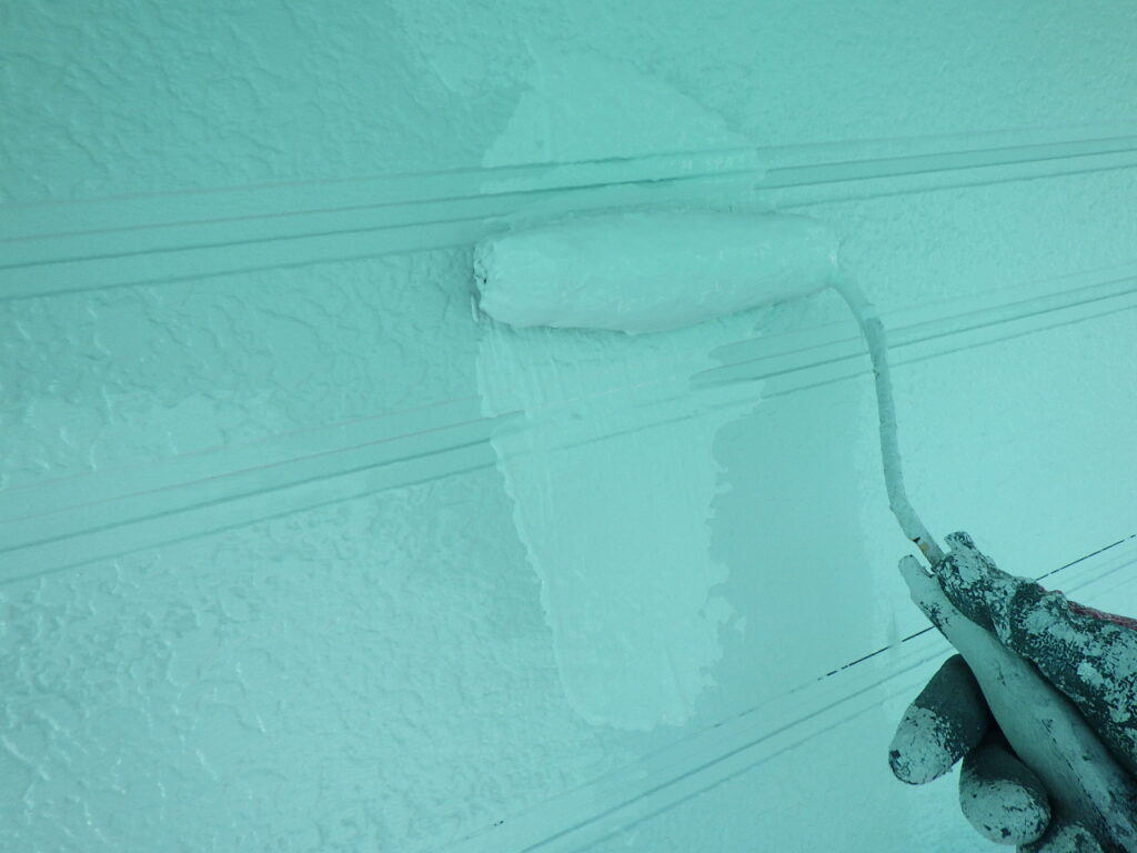 外壁上塗り塗装中