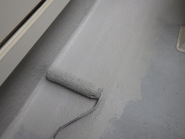 ベランダ床防水塗装中です