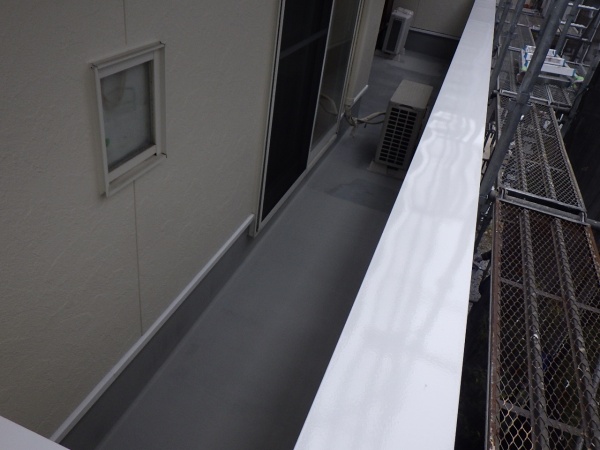 １回目ベランダ床防水塗装終了です