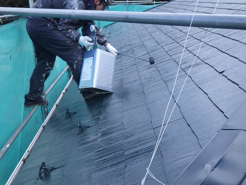 屋根上塗り塗装中