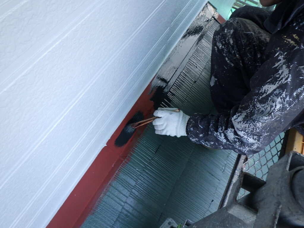 下屋根の中塗り中