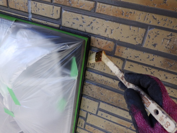 外壁上塗り刷毛塗装中です