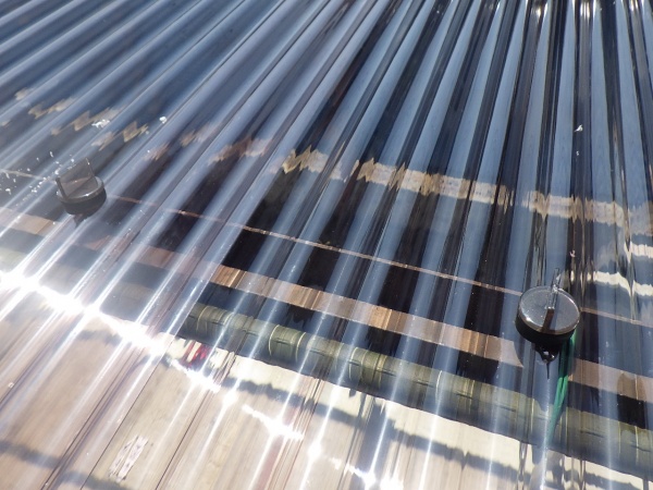 波板の取り付け中です