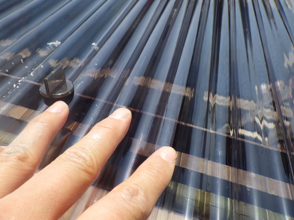 波板の取り付け中です