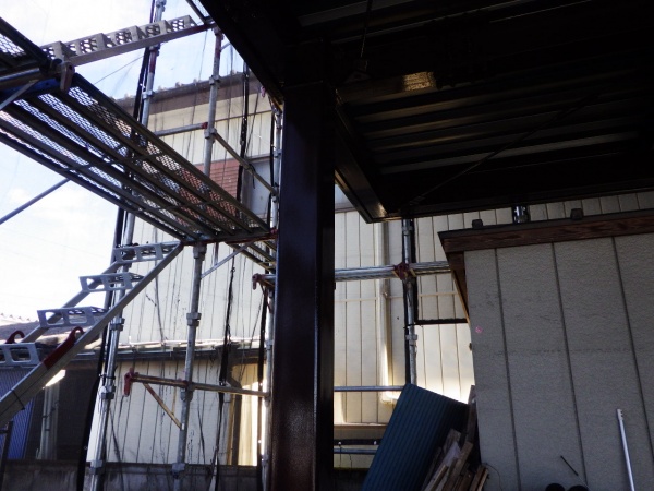 車庫柱、竪樋の上塗り中です