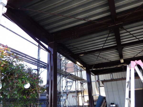 車庫柱、竪樋の上塗り中です