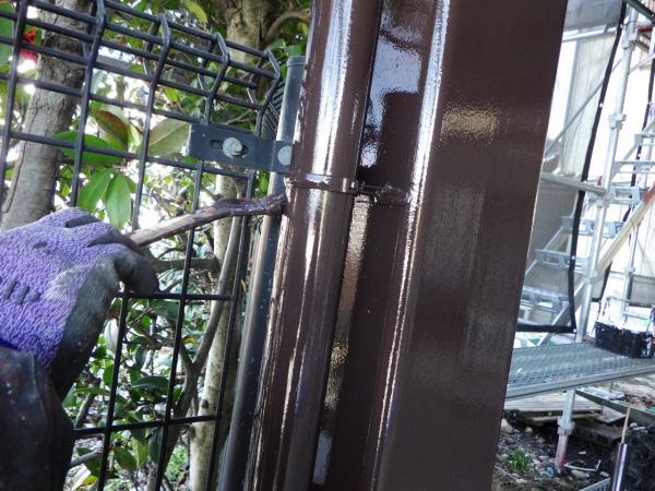 車庫柱、竪樋の上塗り中です