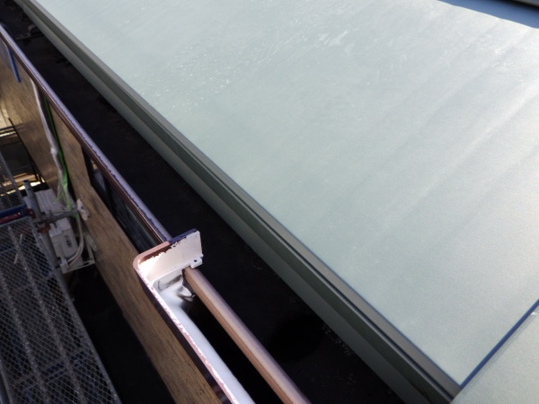 軒樋内の清掃終了です