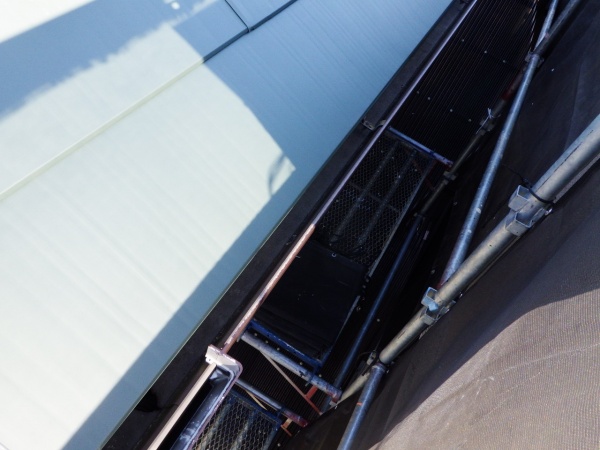 軒樋内の清掃終了です