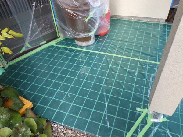 玄関周りの養生終了です