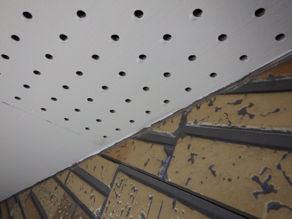 軒天の補修塗装中です