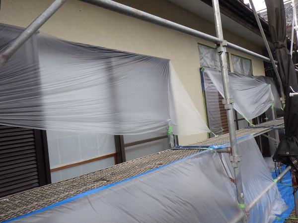 窓回り養生終了です