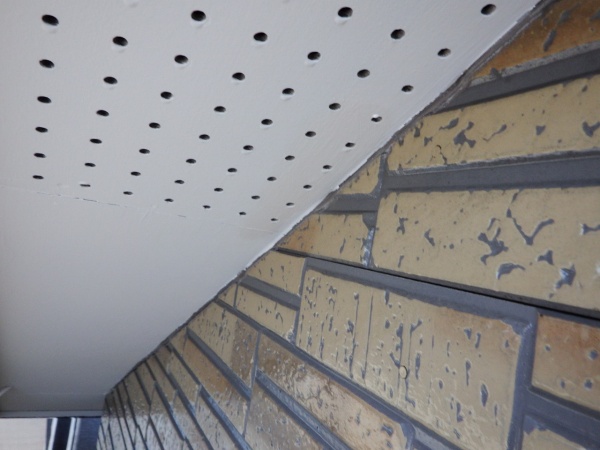 軒天の補修塗装終了です