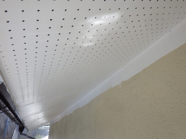 軒天の１回目塗装終了です