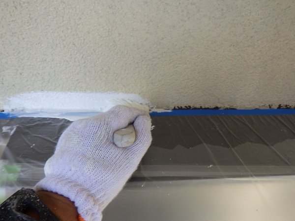 外壁下塗り刷毛塗装中です