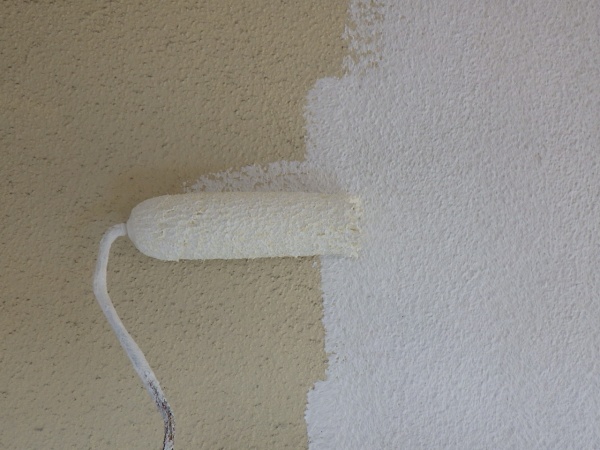 外壁下塗りローラー塗装中です