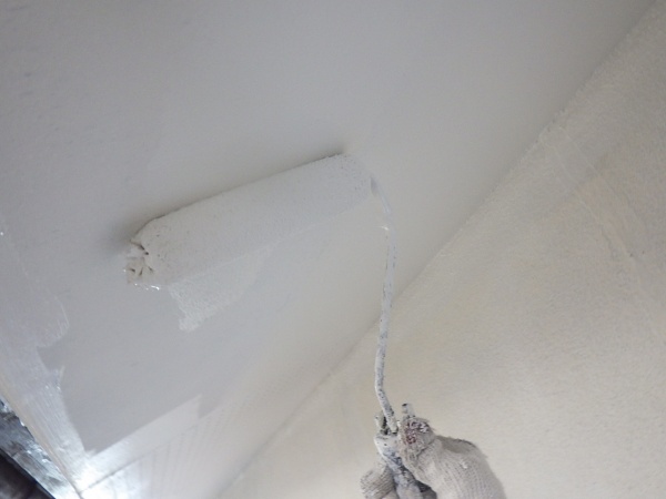 軒天２回目塗装中です