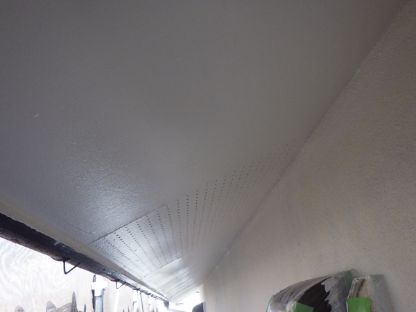 軒天２回目塗装終了です