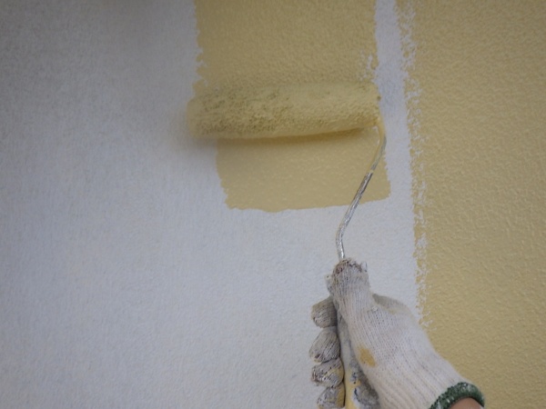 外壁中塗り塗装中です