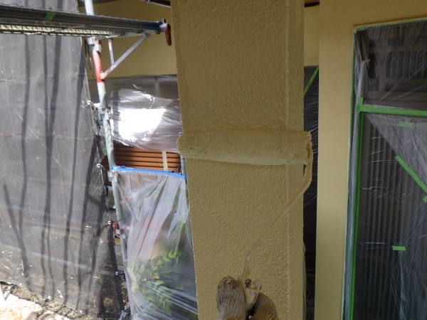 外壁面の上塗り塗装中です