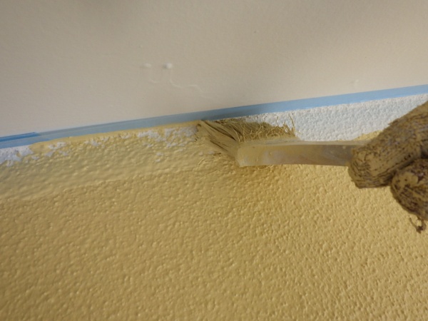 軒天取り合い１回目塗装中です