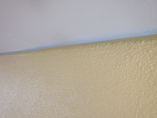 軒天取り合い１回目塗装終了です