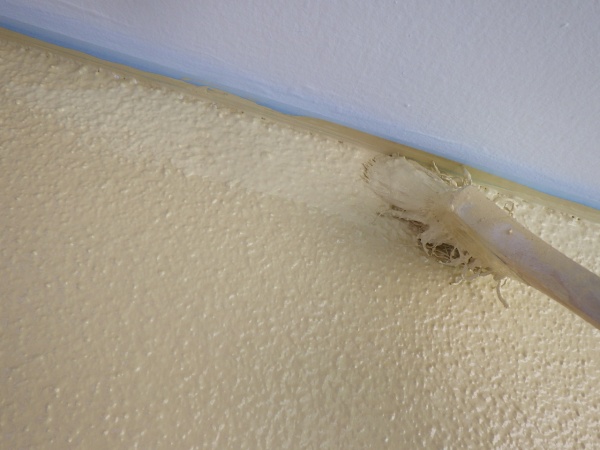 軒天取り合い２回目塗装中です