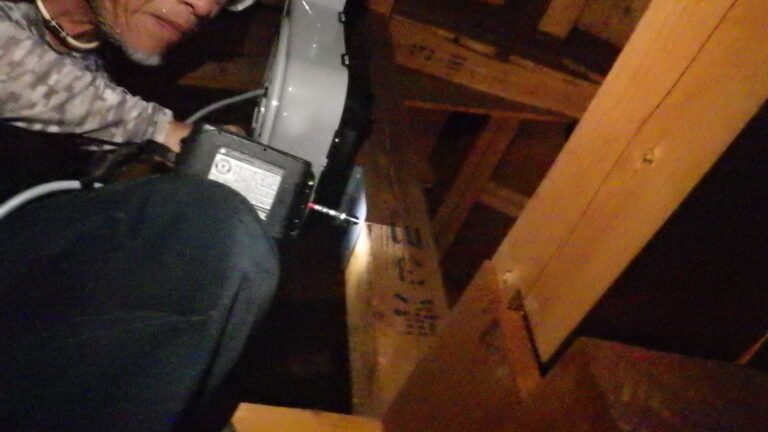 換気ブロアー取り付け中です