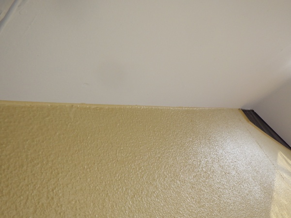 軒天取り合い２回目塗装終了です