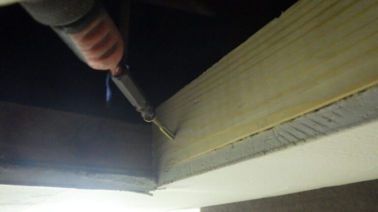 点検口下地取り付け中です