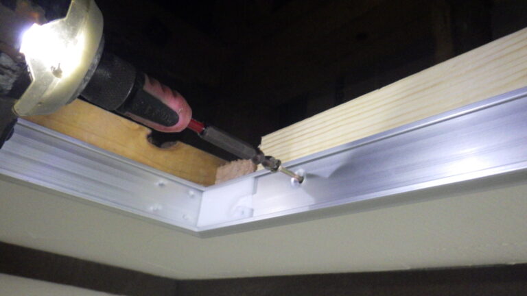 点検口の取り付け中です