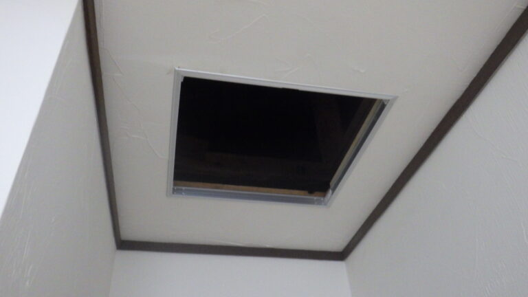 点検口の取り付け中です